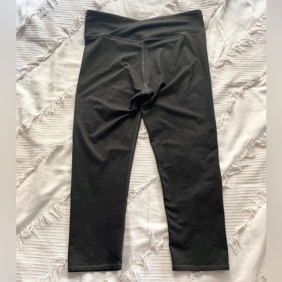 Fabletics Gray Cropped Leggings Size Small - Picture 2 of 2